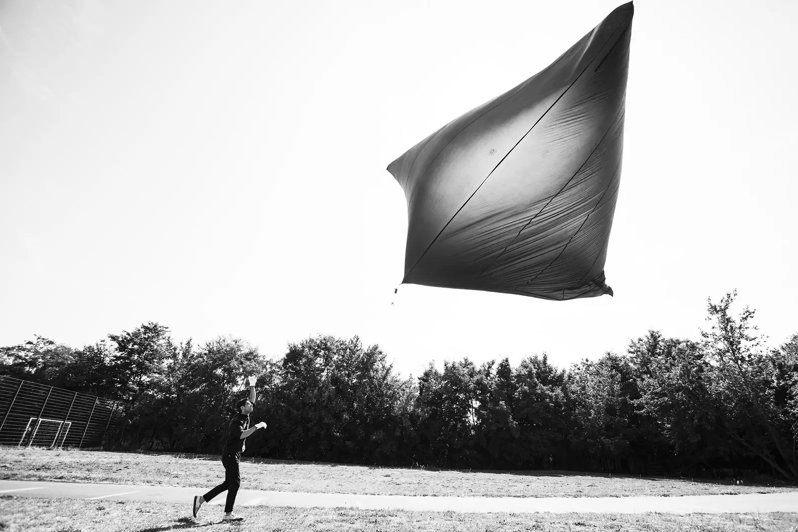 Esboço do Aerocene Explorer e Saraceno com sua escultura flutuante