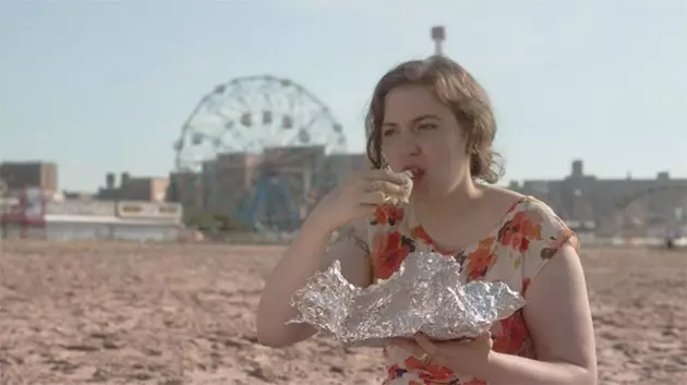 Lena Dunham heräämässä Coney Islandilla