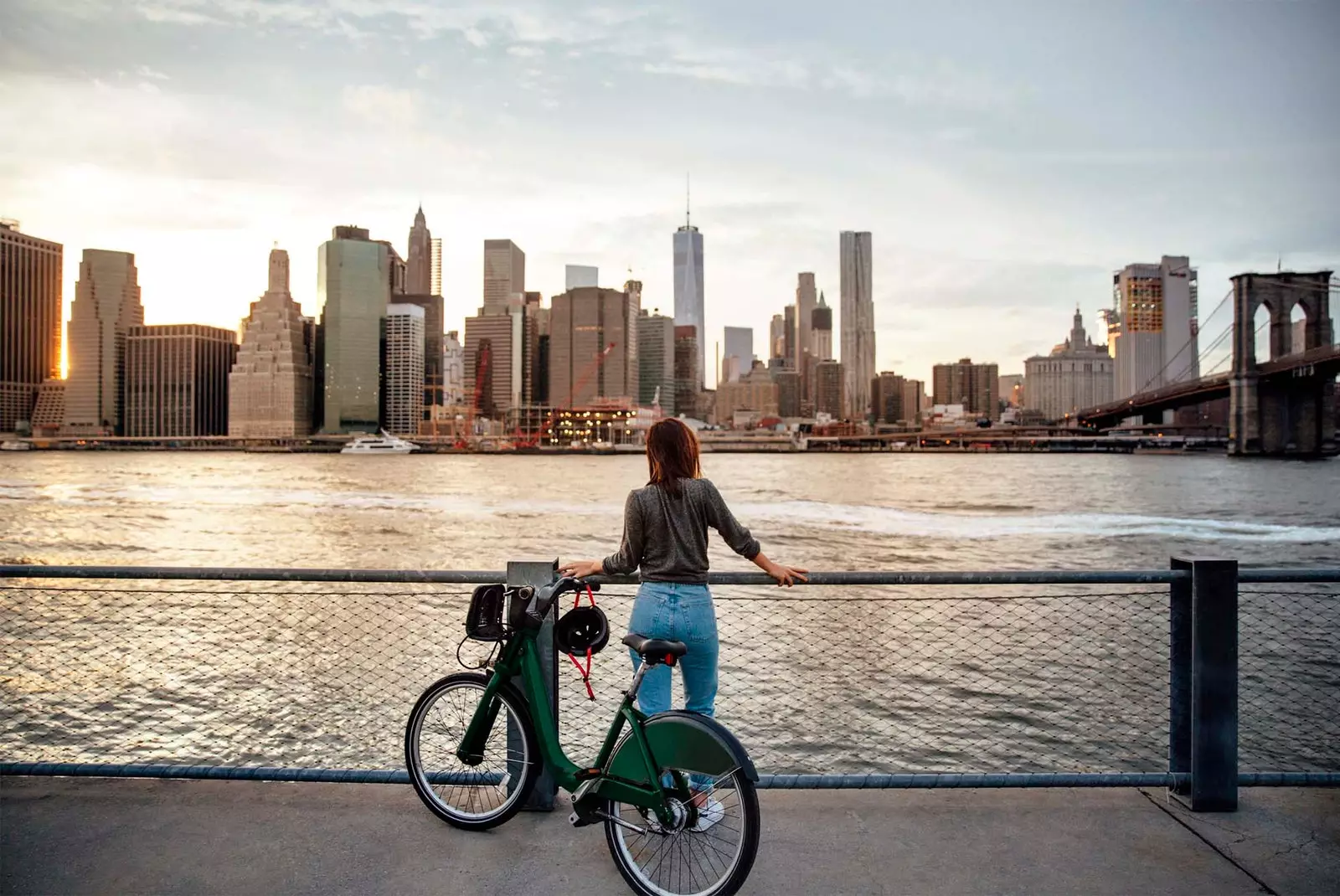 menina com bicicleta na frente de arranha-céus nova york