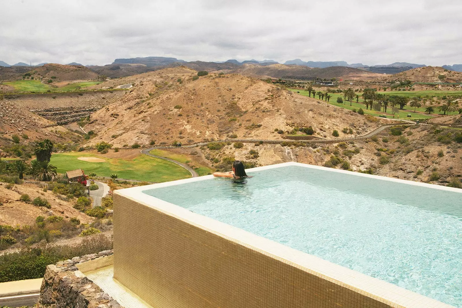 A paz está na piscina do spa