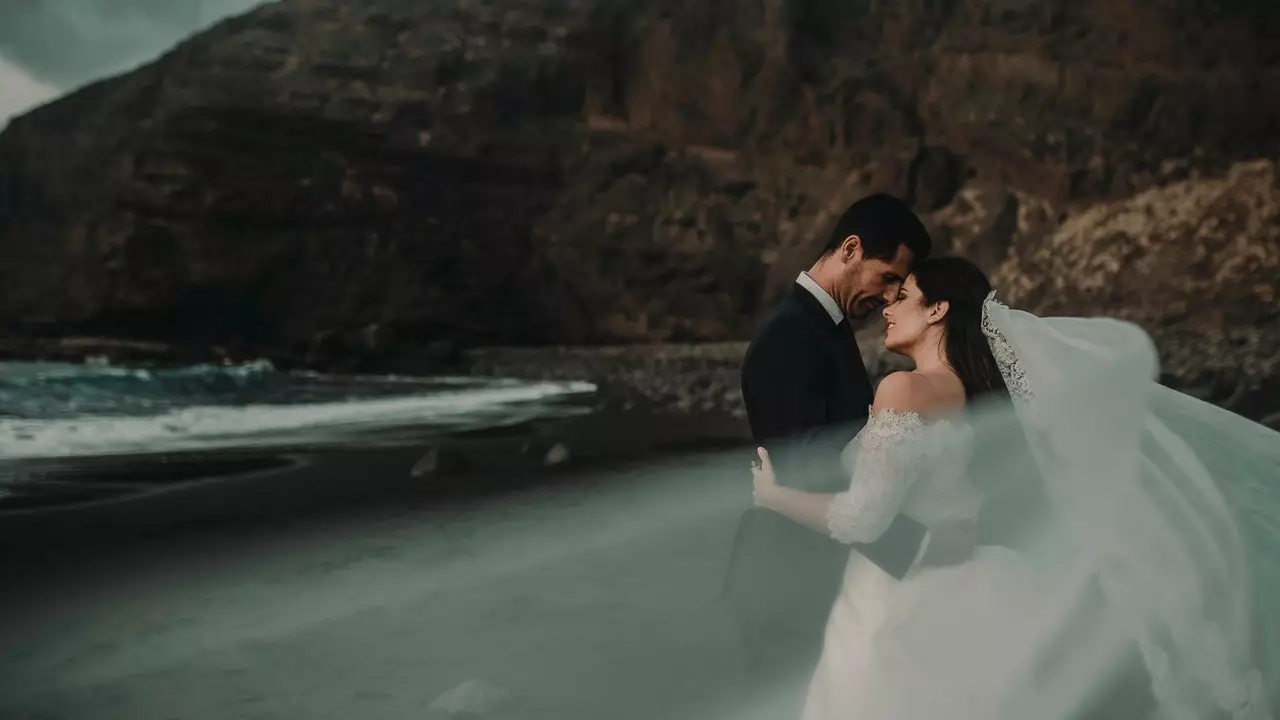 Praia de Guayedra, o lugar onde foi fotografado o melhor relato de casamento de 2021