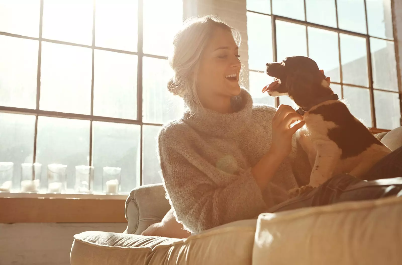 meisje dat haar hond begroet