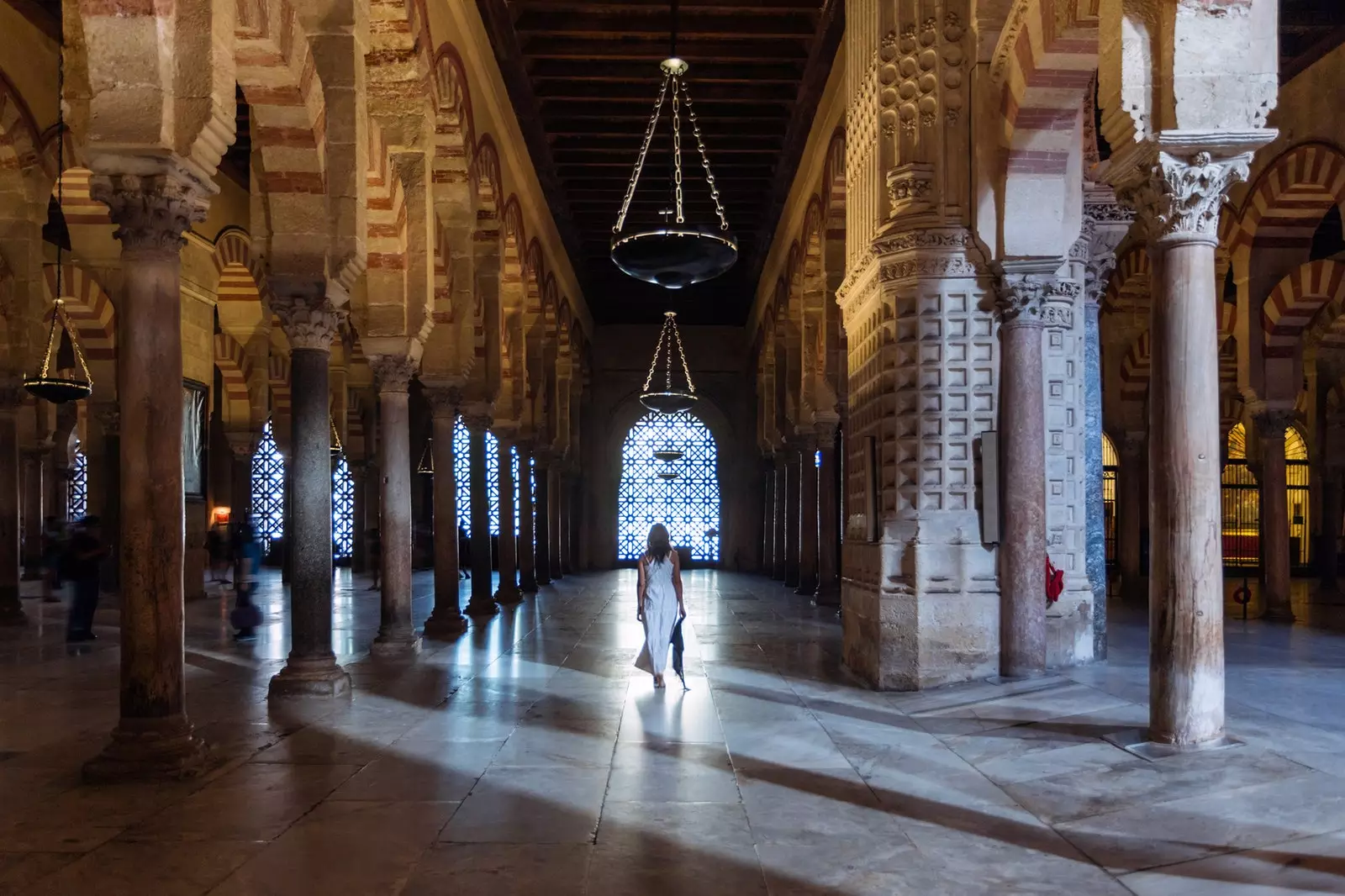 Frau in der Moschee von Cordoba