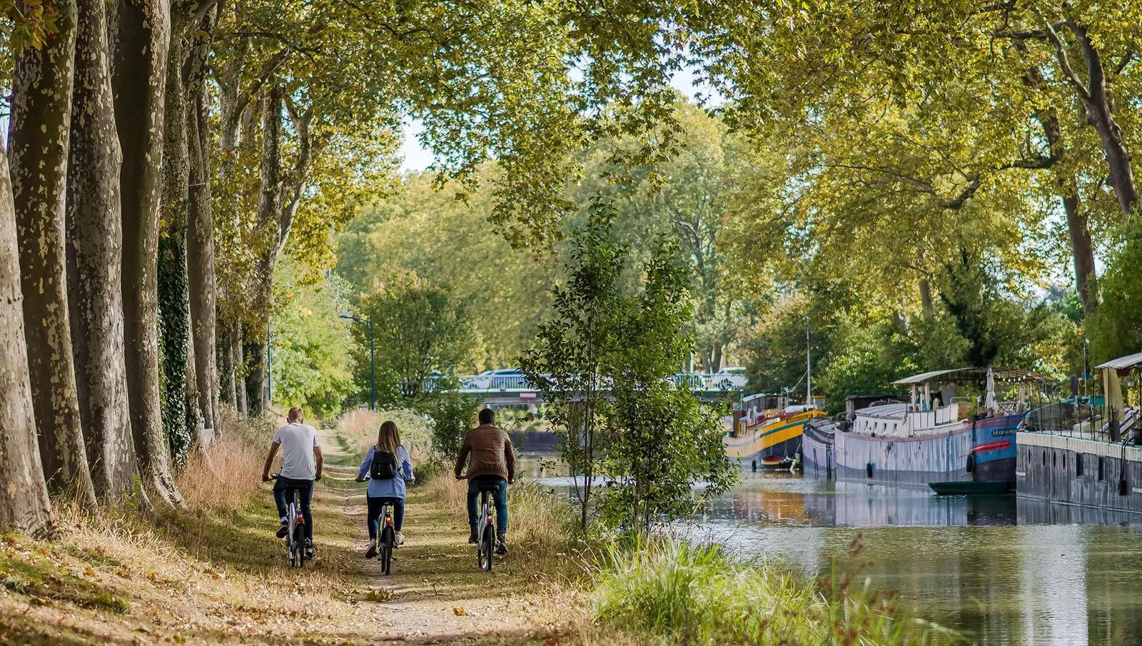 Di Canal du Midi Anda akan membenamkan diri di alam tanpa meninggalkan kota