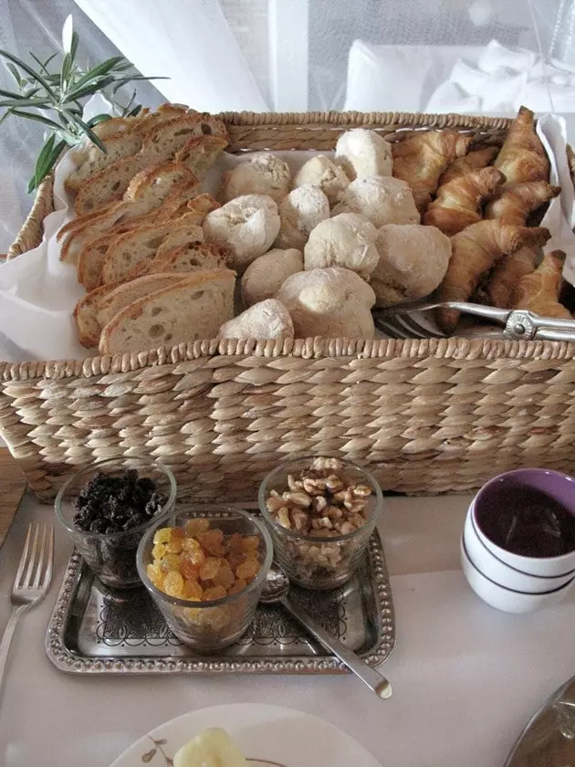 Pane al formaggio alla frutta secca di qualsiasi cereale... per non alzarsi con la voglia