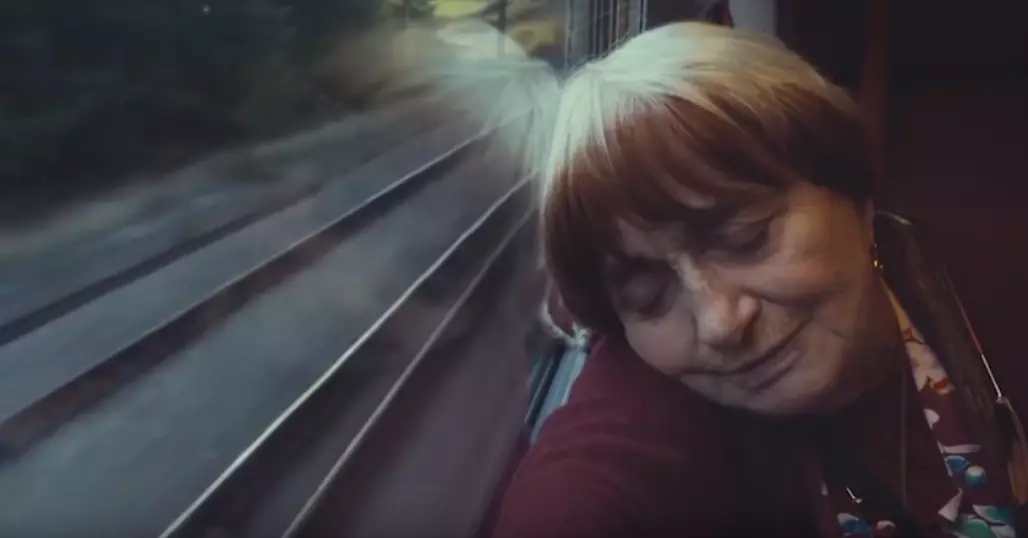 Agnès adormite într-un tren