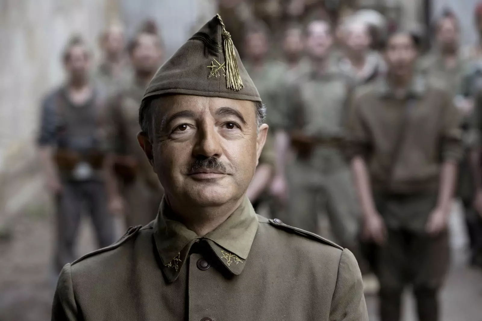 Santi Prego plays Francisco Franco.