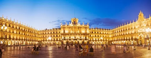 Plaza Mayor lẽ ra còn lớn hơn