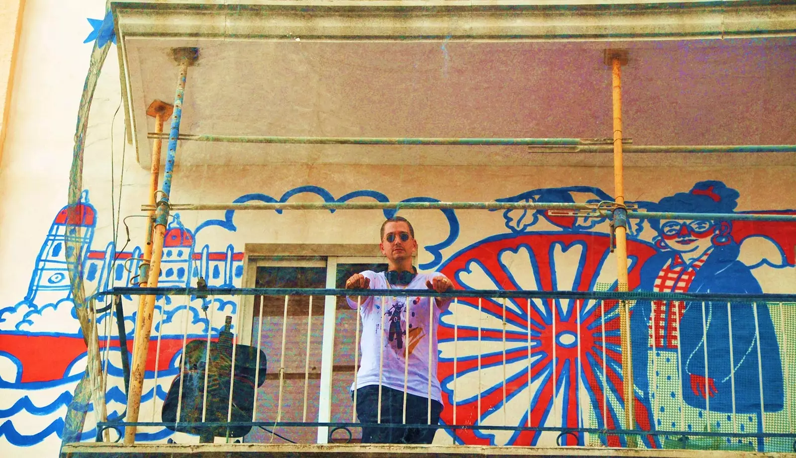 Ricardo Cavolo painting the building of the Barrio del Oeste