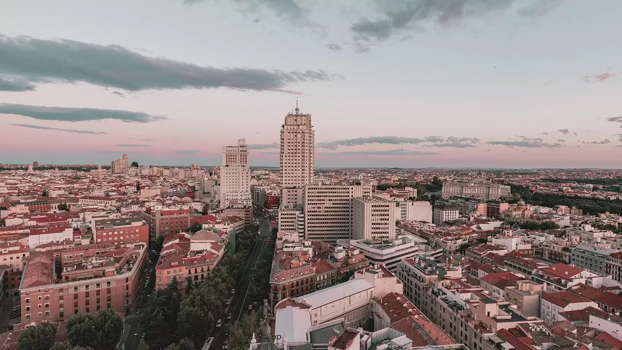 Um bilhão de microplásticos sobrevoam o céu de Madri (estudo)