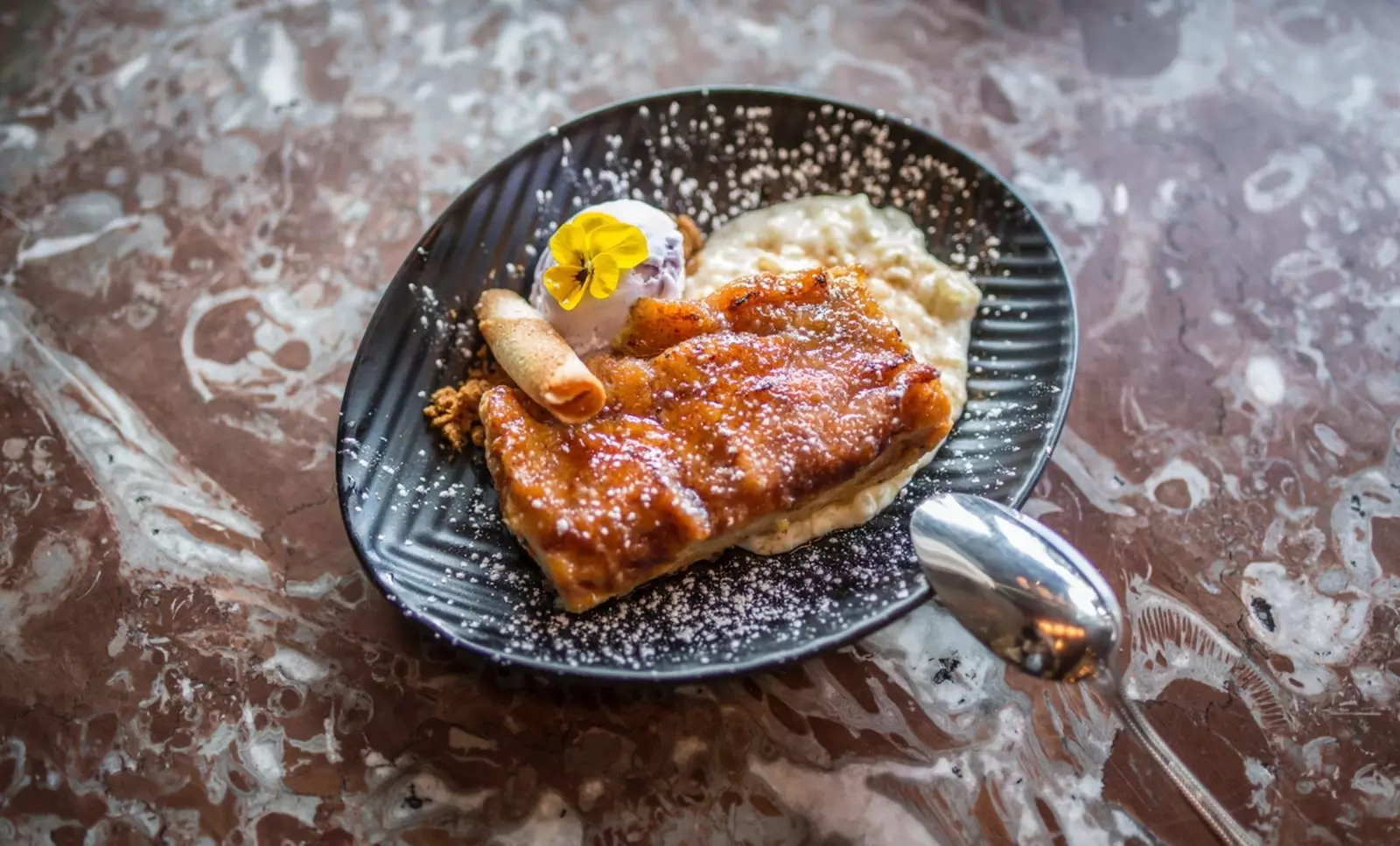 Pepe Roch conquers us with his torrija at Café Comercial