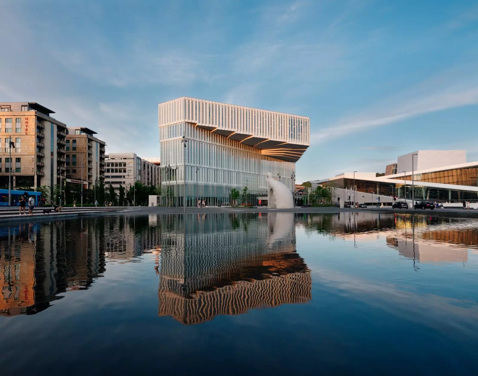 Deichman Bjørvika yeni böyük Oslo ictimai kitabxanası.