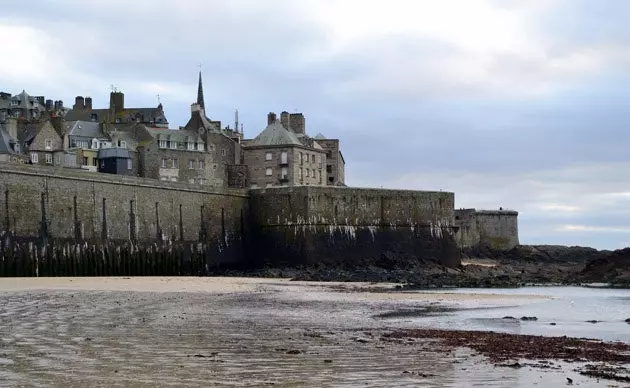 Saint Malo che uccide nemici immaginari