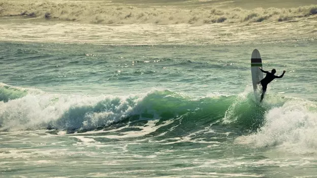 Surfers of the world, unite (in Biarritz)