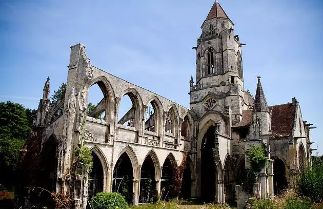 Verwoeste kerk in Caen