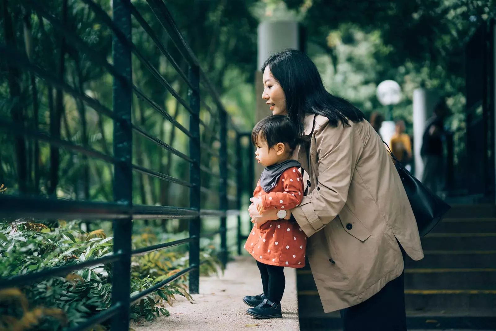 mère et fils dans un zoo