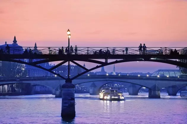 Tenggelam dalam romantisme di Paris