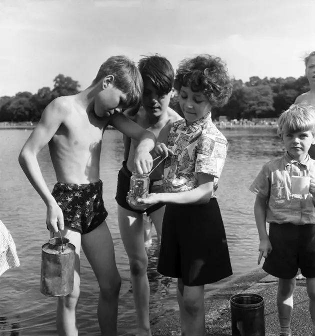 Kinderen spelen in de vijver bij de paleisvijver