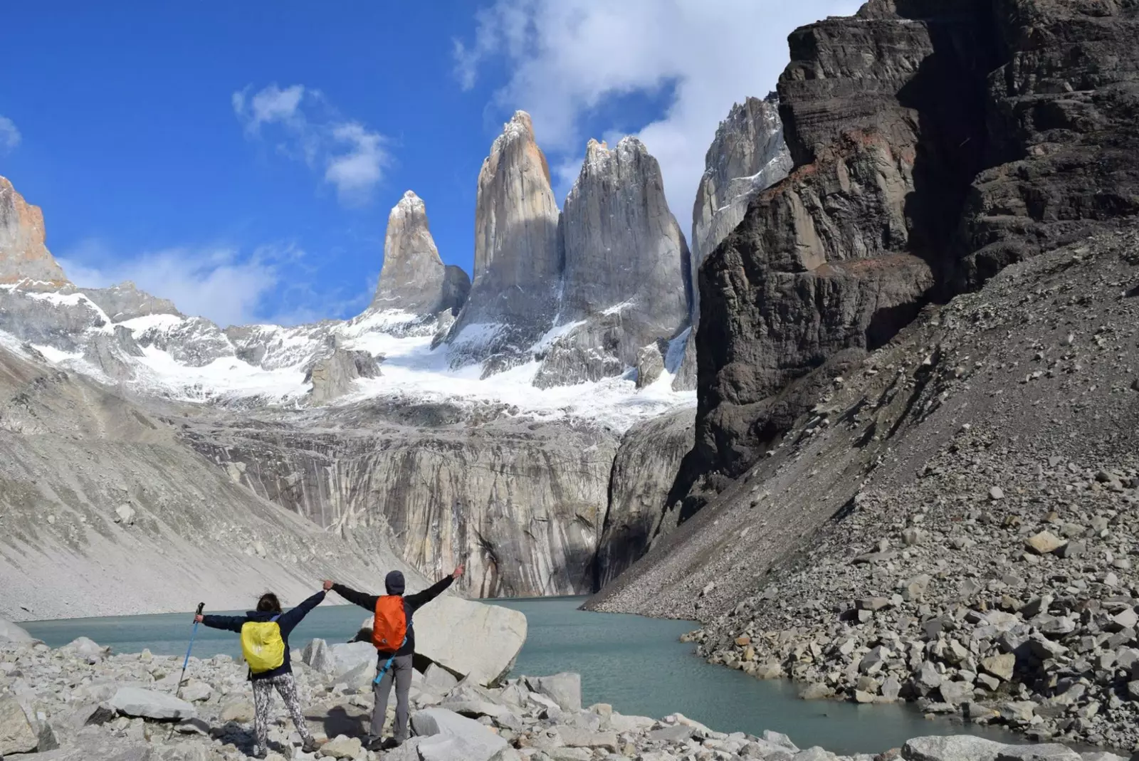 Javi et Lidia, fondateurs de Vantravellers, parcourent le monde en van depuis 2014.