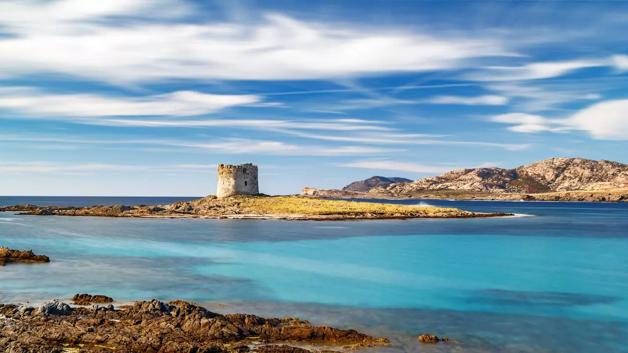 Jekk trid tmur il-bajja ta' la Pelosa, f'Sardinja, ikollok tħallas