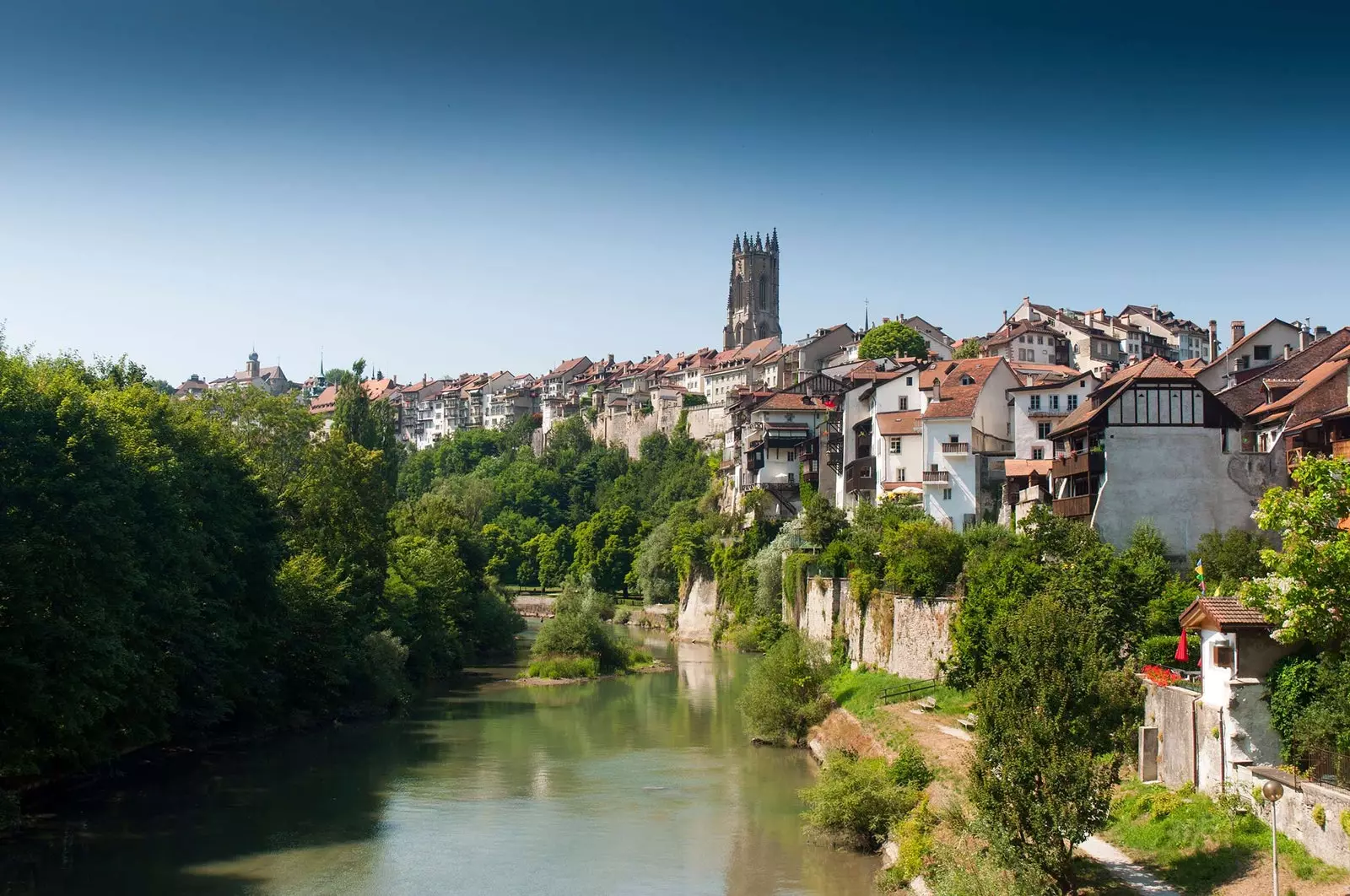 Kilátás a Milieu la BasseVille Freiburg hídról