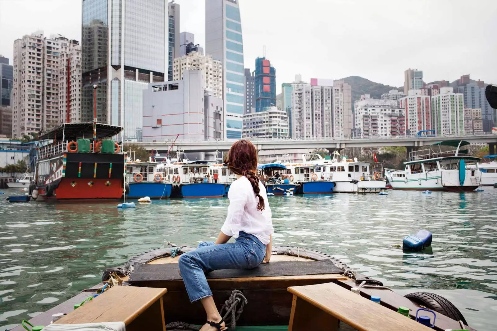 tüdruk Hongkongis paadis