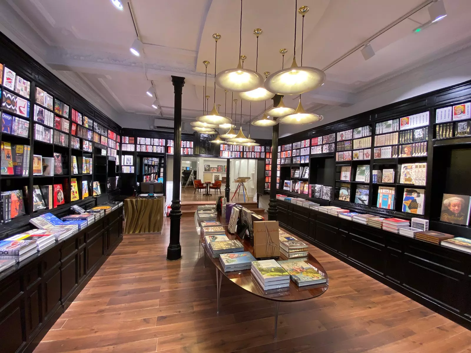 Taschen Madrid veikala interjers