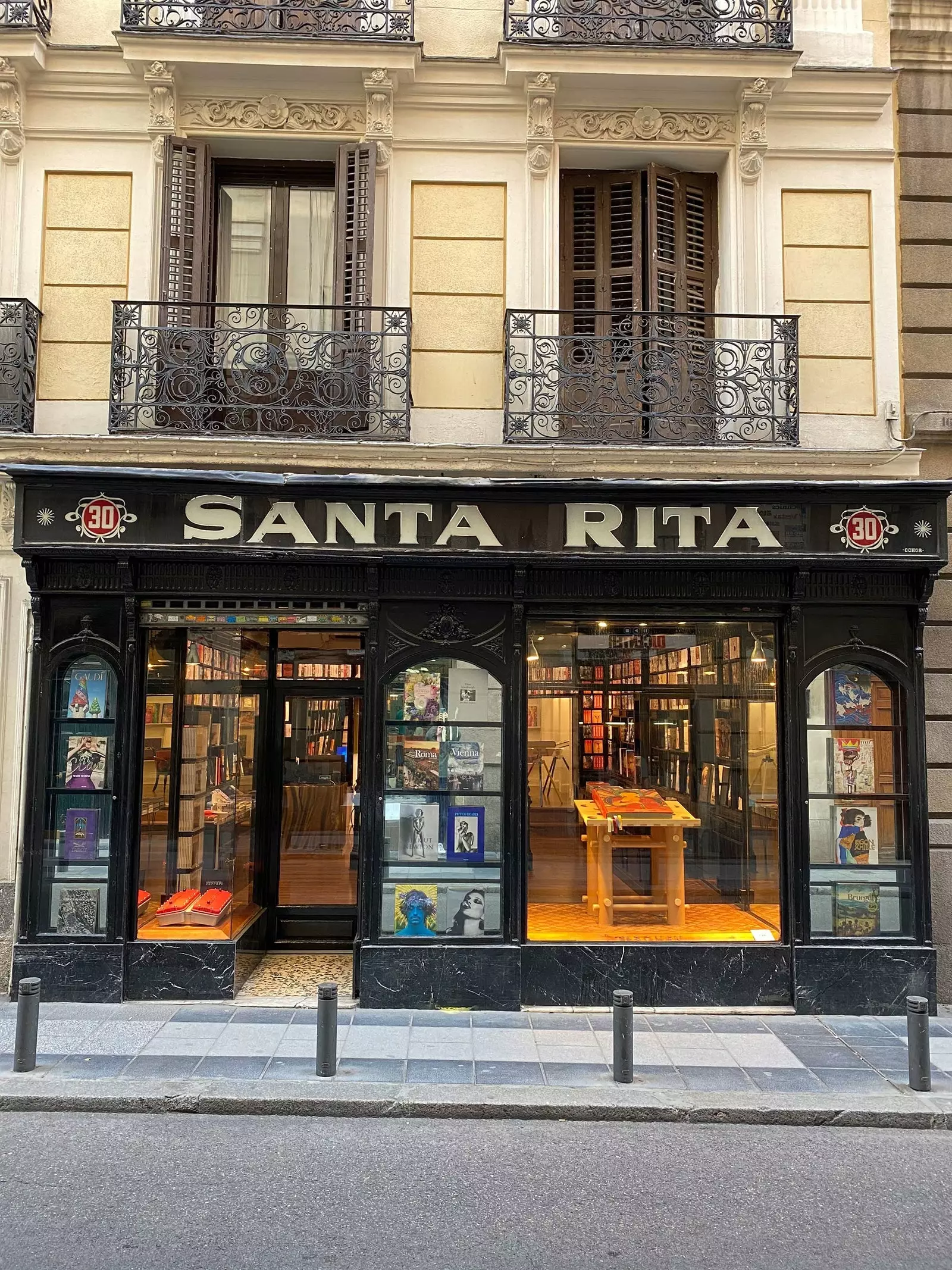 Eski Santa Rita tuhafiyesinde Taschen Madrid mağazası