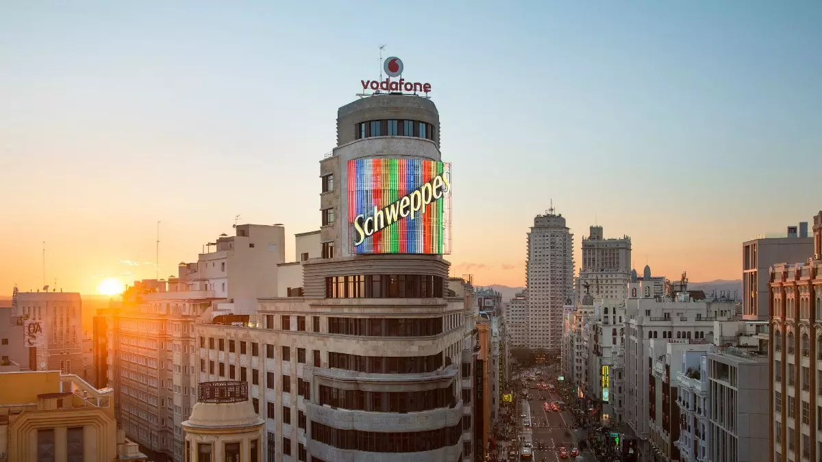 Is-Schweppes jiffirmaw fuq il-Gran Vía ta’ Madrid fi 17-il kurżità