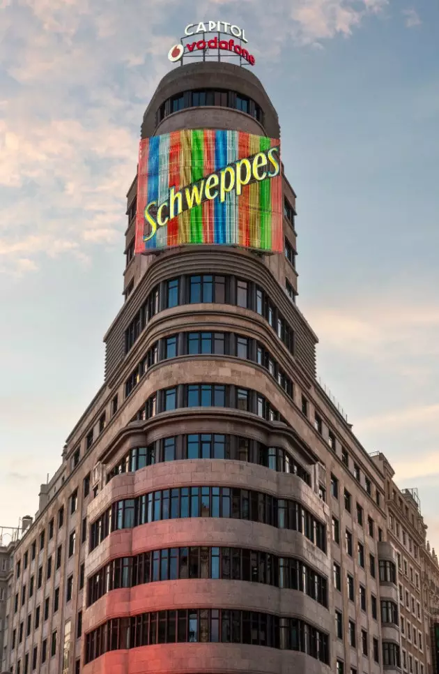 The Schweppes anasaini Gran Vía ya Madrid katika mambo 17 ya udadisi