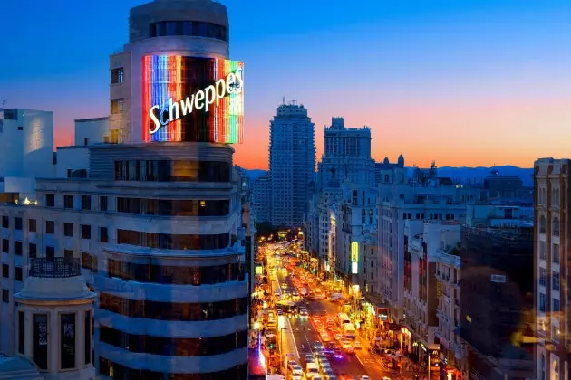 די Schweppes צייכן אויף מאַדריד ס Gran Vía אין 17 קוריאָוז