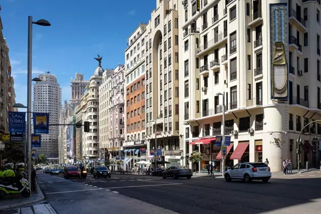 Schweppes-kyltti Madridin Gran Víalla on 17 mielenkiintoista