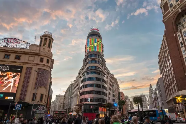 Het Schweppes-bord op de Gran Vía van Madrid in 17 bezienswaardigheden