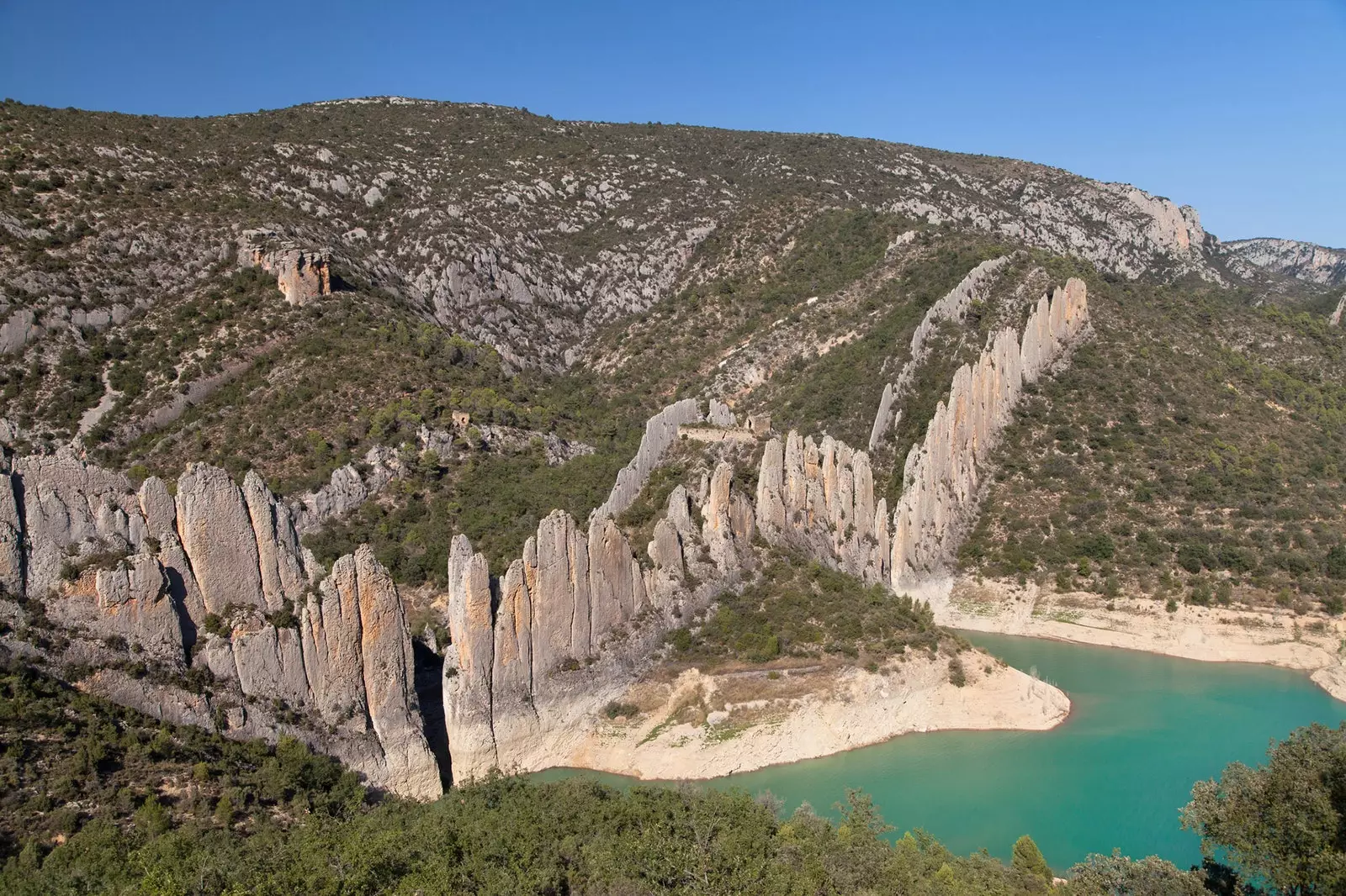 Huesca의 매혹적인 차이나 월을 통한 모험과 아드레날린