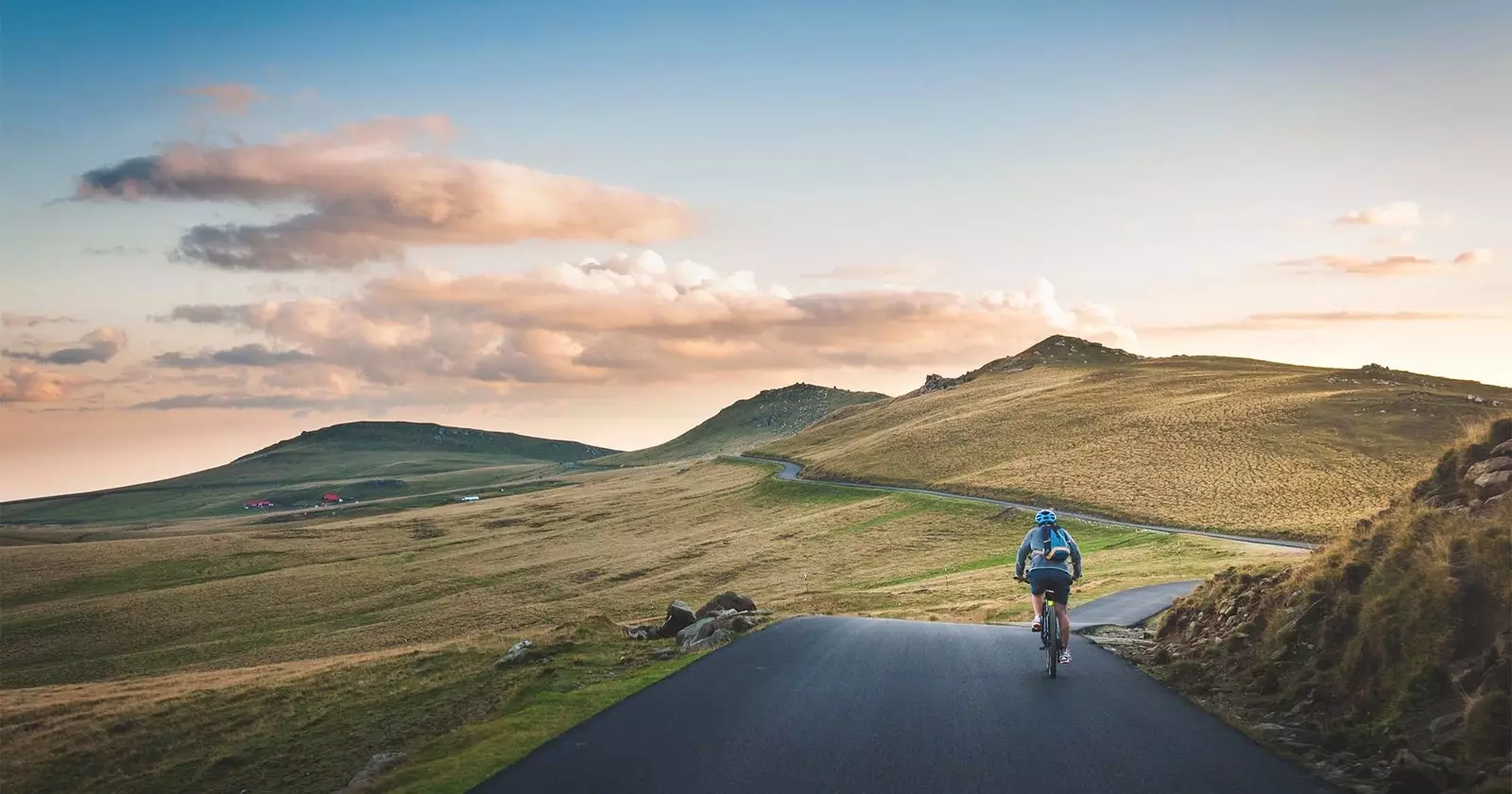 Mann auf dem Fahrrad in der Natur