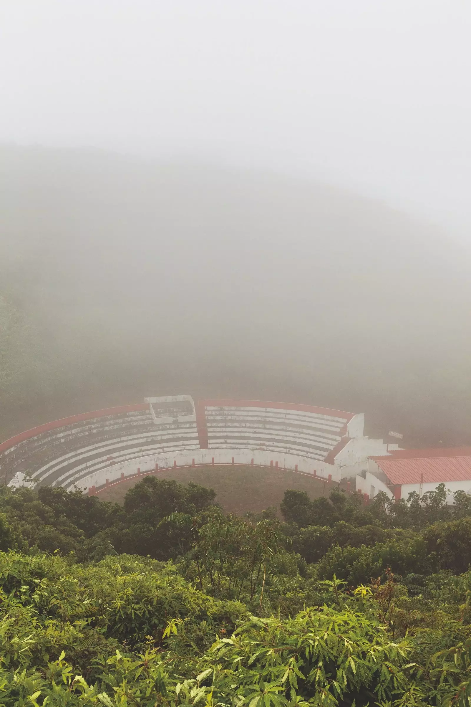 Arènes Monte da Nossa Senhora da Ajuda à Graciosa construites à l'intérieur d'un volcan. Açores. Le Portugal.