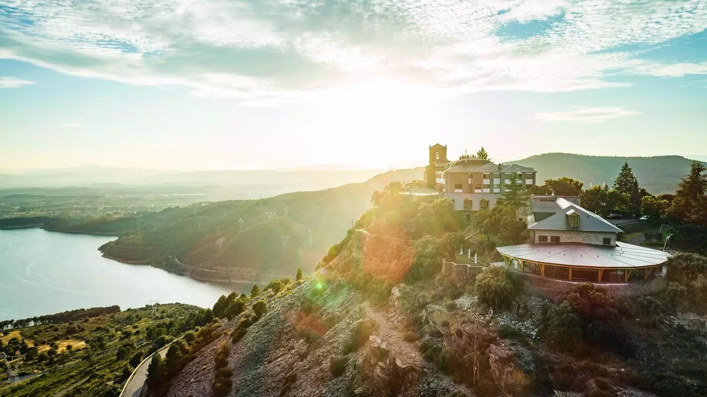 Panoraminis vaizdas į „The Rock Suites Spa“.