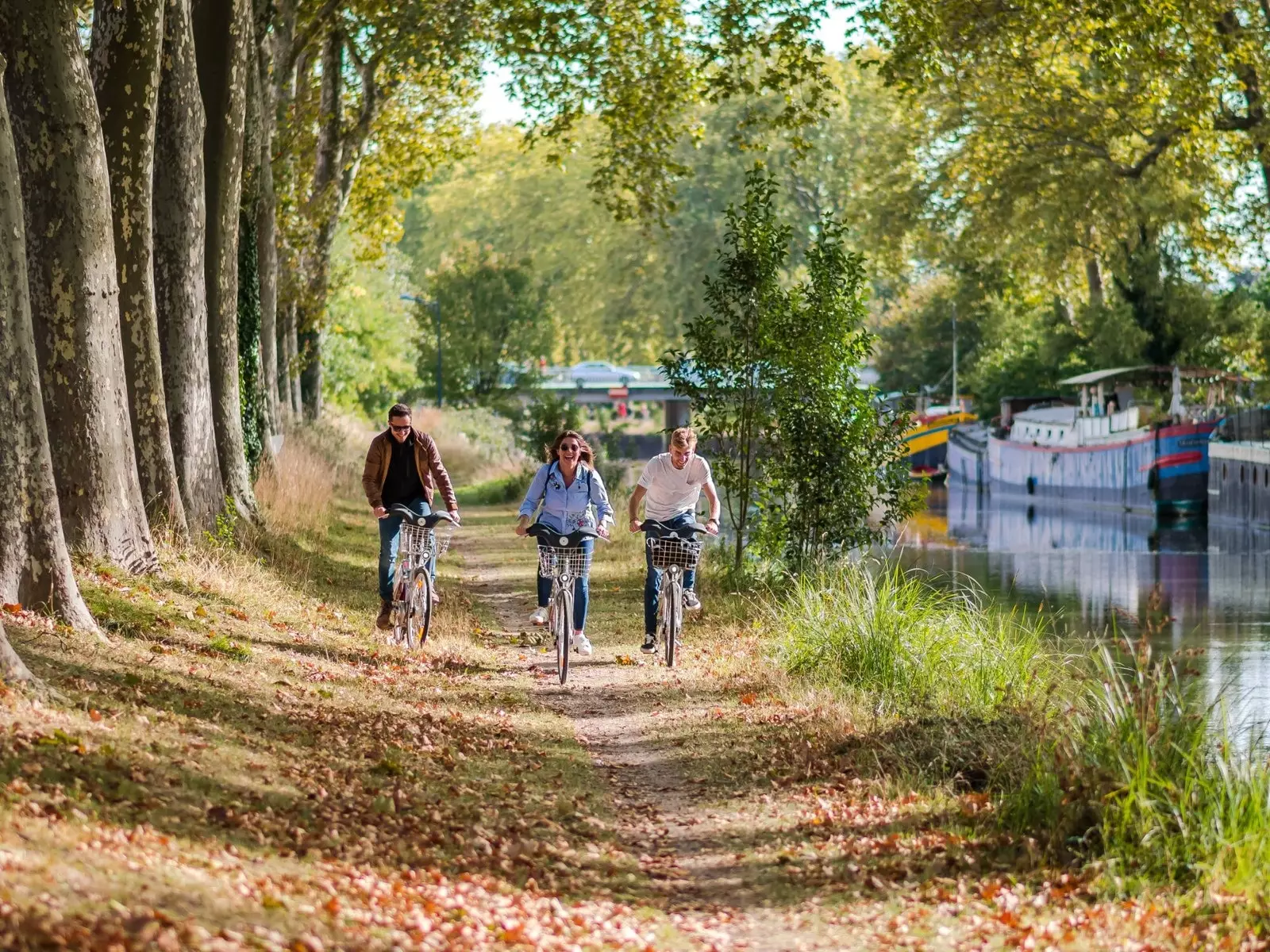 Kanal du Midi bo'ylab velosipedda sayr qilayotgan yoshlar