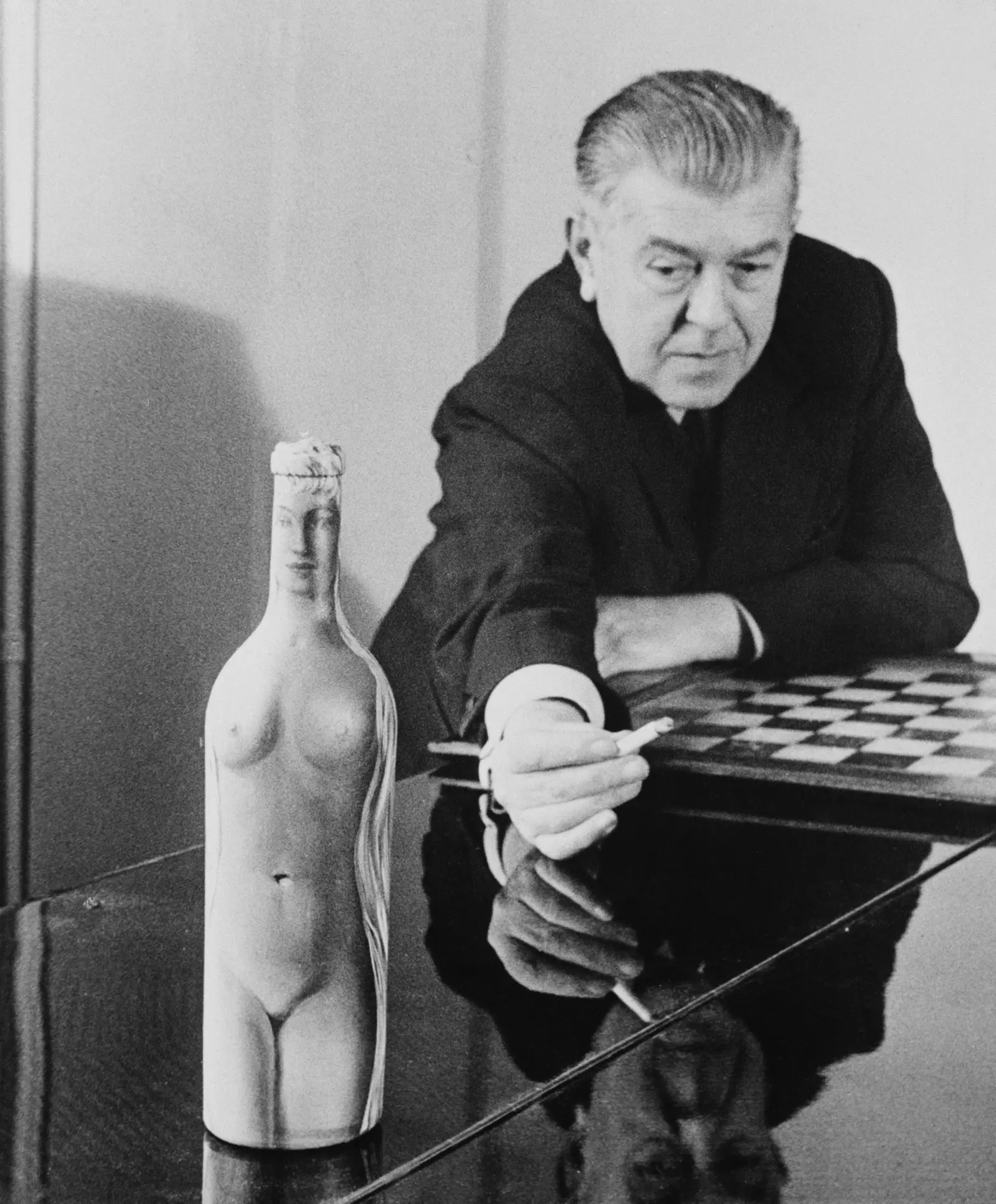 Magritte dengan karya 'FemmeBoteille c. 1955.