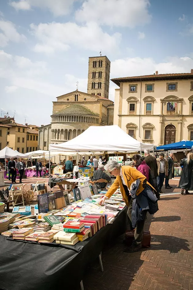 Arezzo'nun tarihi meydanında resim ve antika fuarı