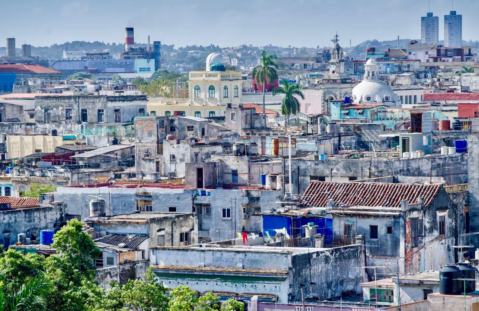 Viste dei tetti della città vecchia dell'Avana.