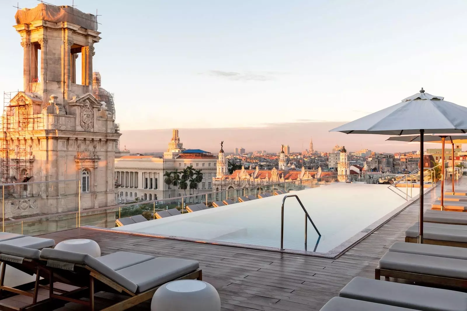 Swimmingpool auf dem Dach des Gran Hotel Manzana Kempinski im Herzen der Altstadt von Havanna.