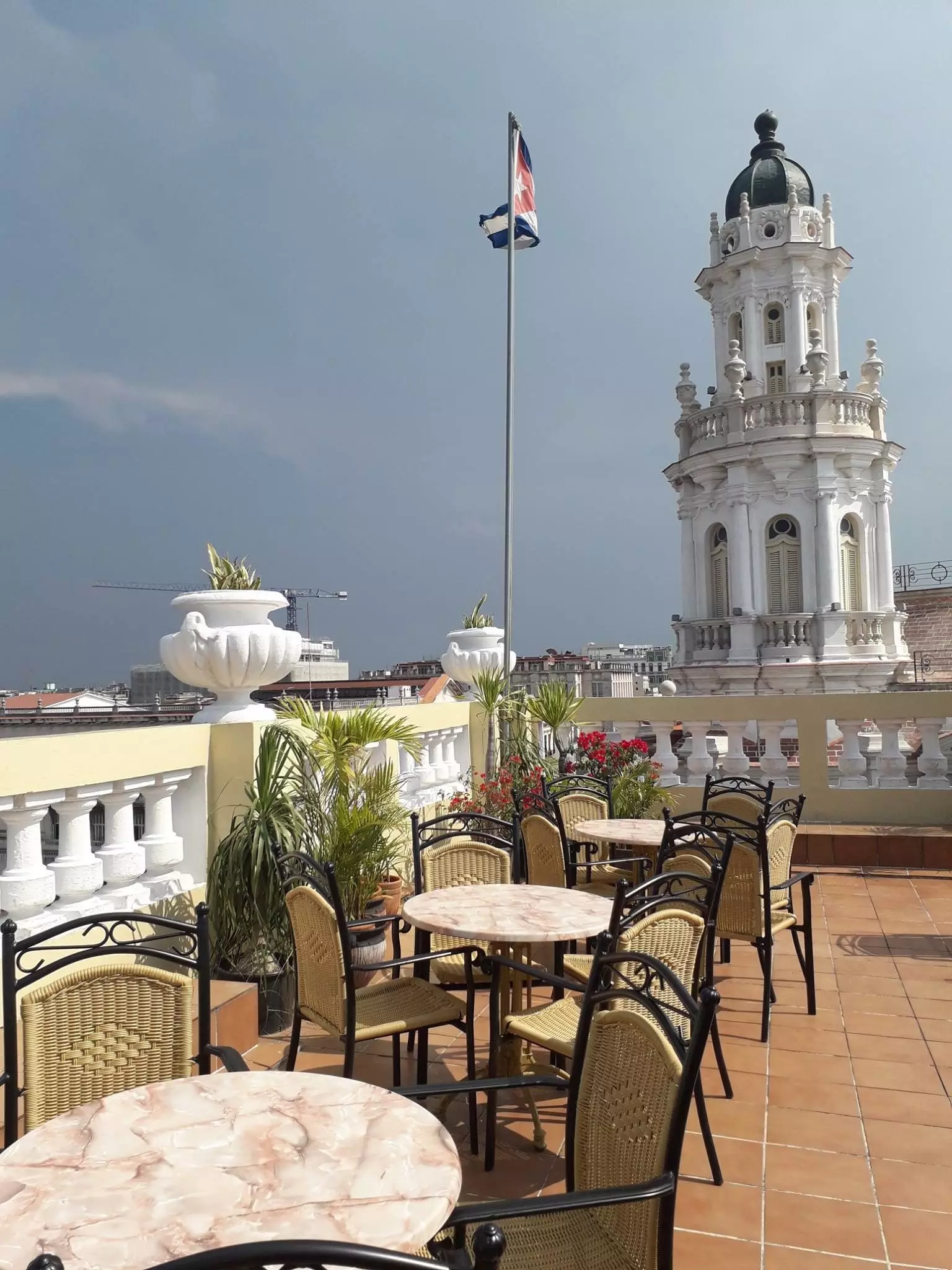 Ljúffeng verönd á Inglaterra hótelinu í Havana.