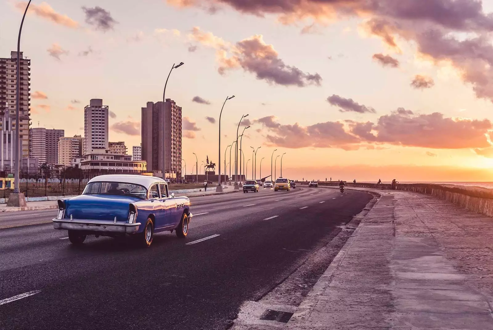 Havana ao pôr do sol com um carro conversível