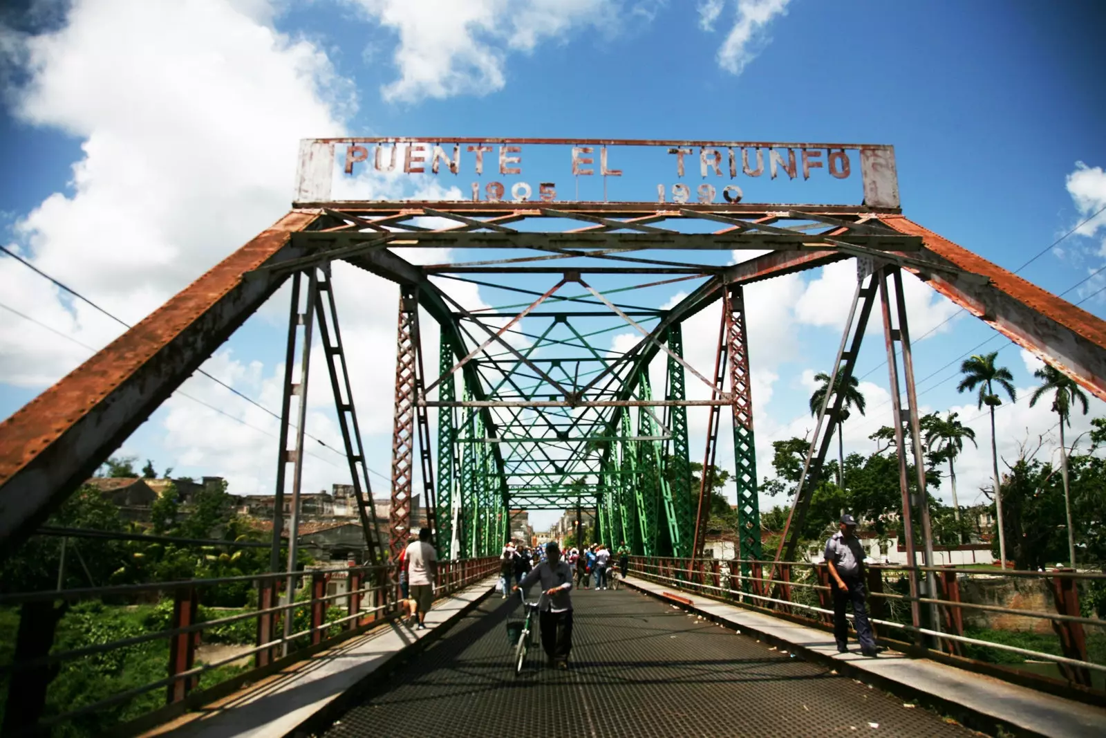 Puente del Triunfo che collega le rive del fiume Undoso e un luogo dove la popolazione può passeggiare.