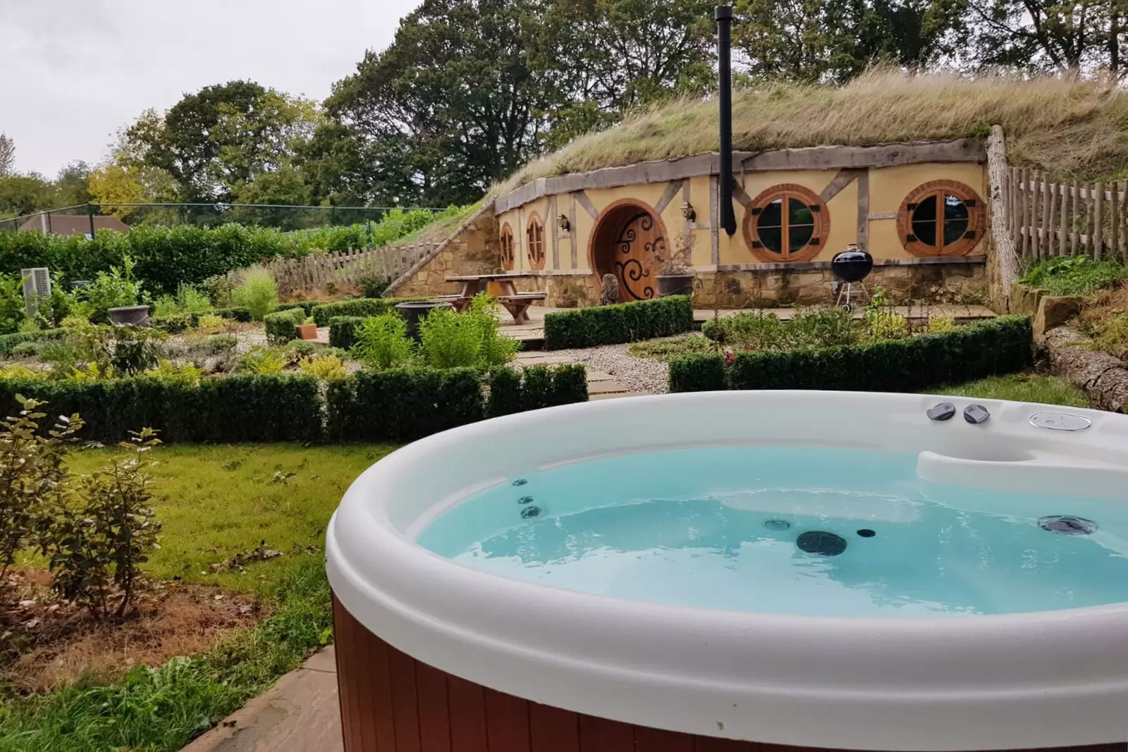 Hobbit House hið tilkomumikla hobbitahol á Airbnb í East Sussex umkringt gróðurlendi og með nuddpotti.