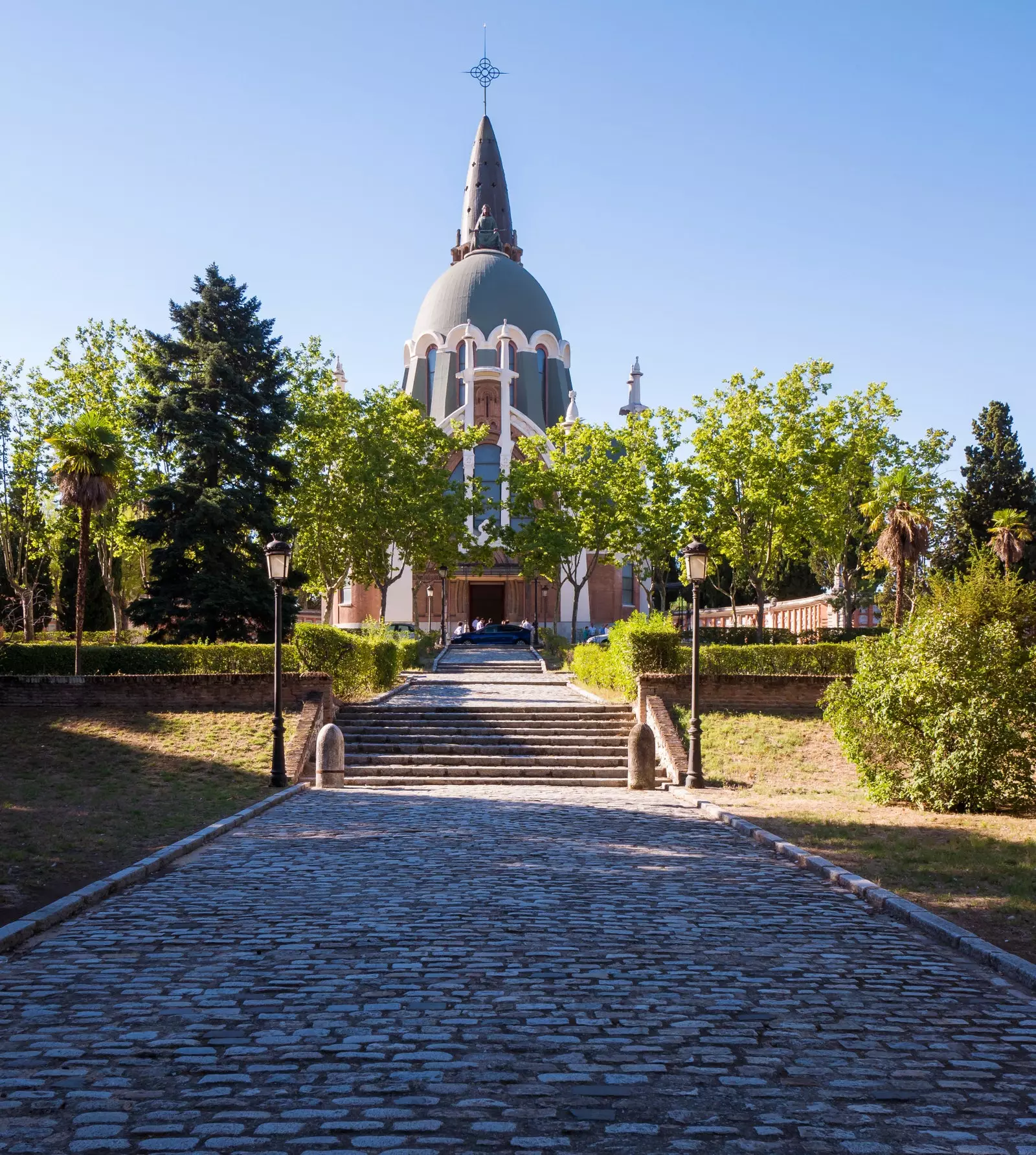 Cimitero dell'Almudena lungo il percorso tra le sue tombe illustri