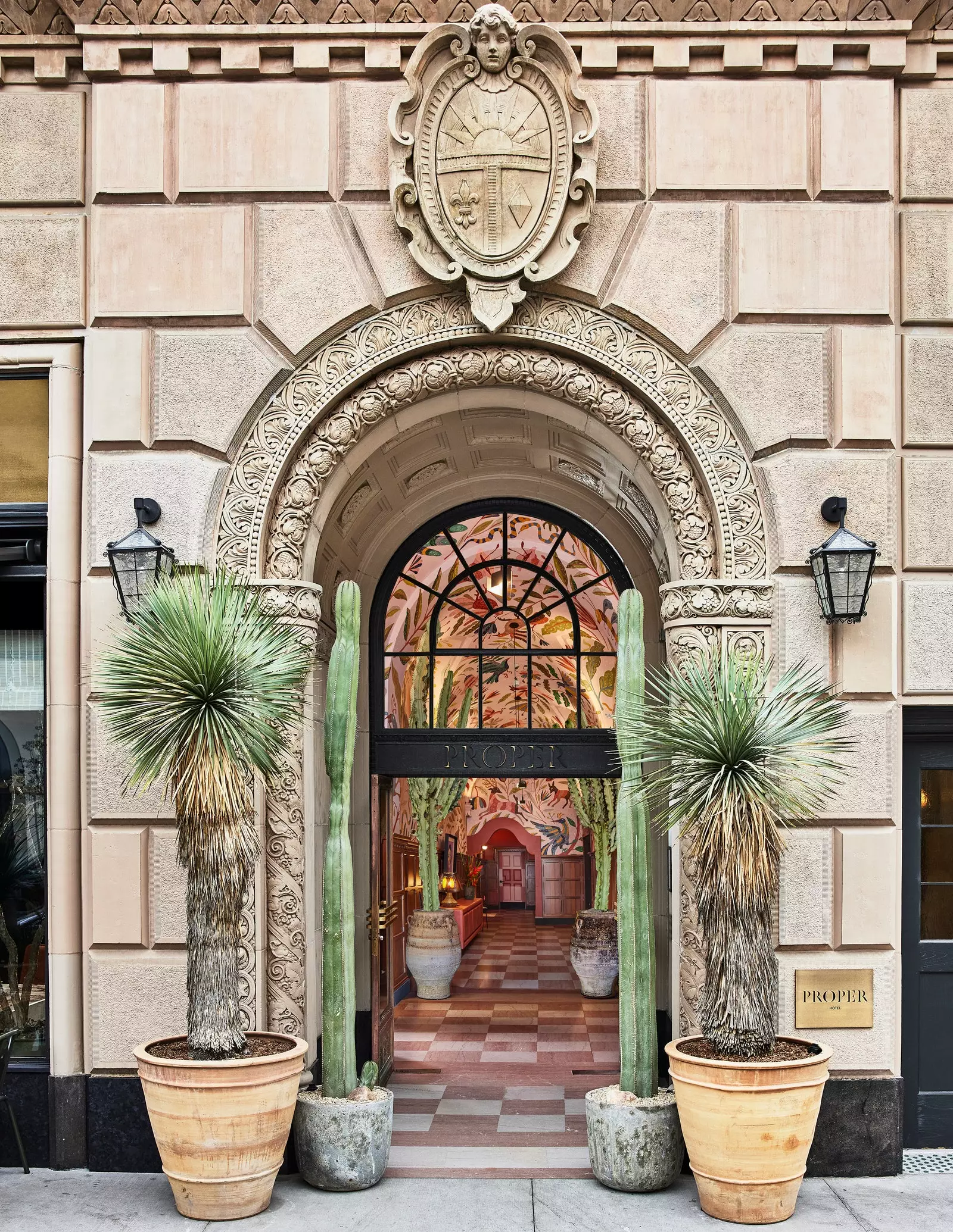 Entrada del Downtown L.A.Proper Hotel