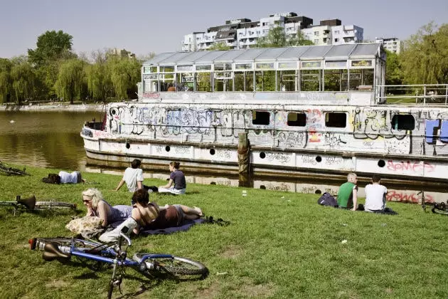 Rilassati davanti alla nave abbandonata del Landwehr Canal