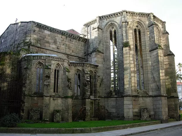 Ruines de Santo Domingo à côté de l'Alameda Pontevedra